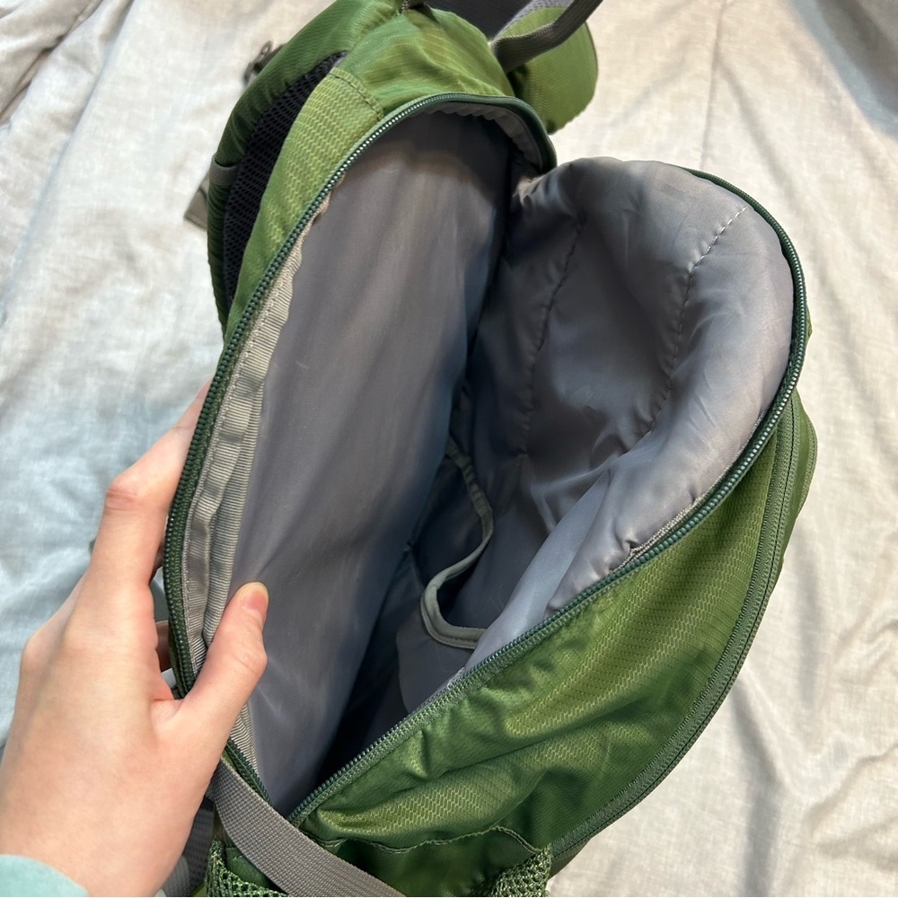 Camelbak Cloud Walker 18 Hydration Green Backpack Hiking Outdoor Gorpcore - Picture 14 of 16